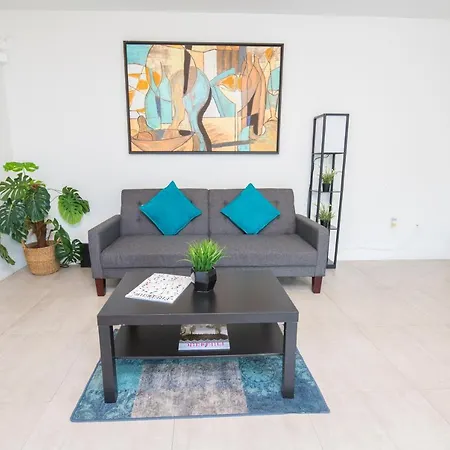 Spacious Entire Apartment With Free Parking